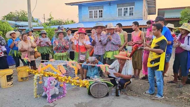 Sự thật đằng sau hình ảnh rước mèo Doraemon cầu mưa viral khắp cõi mạng mấy ngày qua - Ảnh 2.