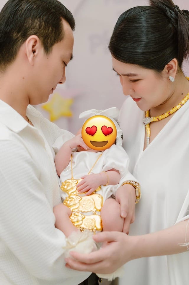 Con dâu cưới 10 năm mới sinh em bé, mẹ chồng miền Tây thưởng nóng tiền tỷ, nhà lầu, sổ đỏ, xe hơi - Ảnh 3.