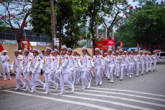 Danh tính dàn MC có giọng đọc thuyết minh thấm tận từng giác quan tại lễ diễu binh, diễu hành kỷ niệm 70 năm chiến thắng Điện Biên Phủ - Ảnh 2.