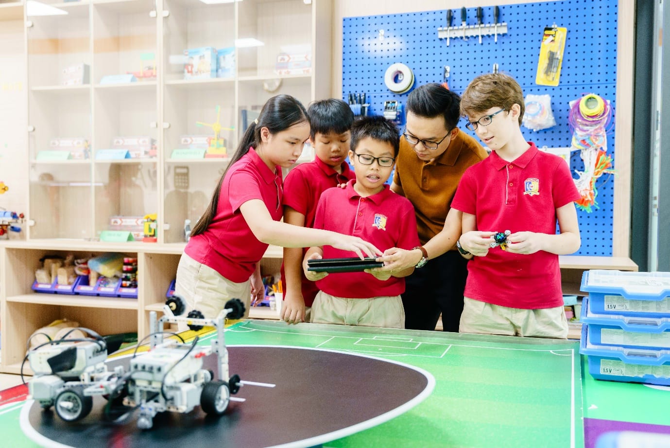 Top phòng thực hành cực chất ở Royal School: Có hẳn nơi “đua” mô hình robot, triển lãm nghệ thuật - Ảnh 1.